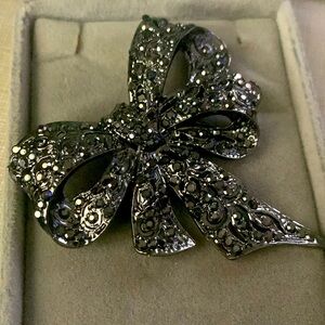 Beautiful Austrian crystals brooch pin bow
